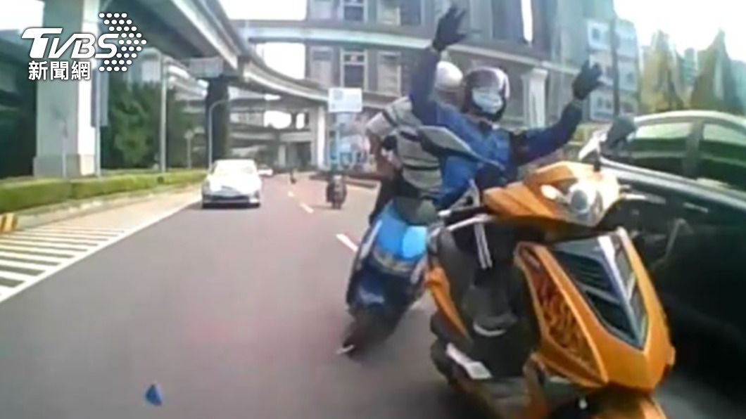 前方騎士遭撞,險些摔車。(圖/TVBS)