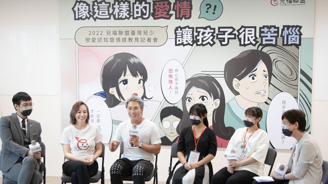 季芹(左二)、王仁甫(左三)以父母的角度分享過來人經驗。(圖/兒福聯盟提供)