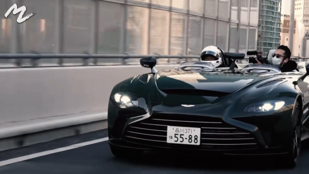前澤友作在日本街頭開著Aston Martin V12 Speedster。(圖/翻攝自Yusaku Maezawa【MZ】YT)