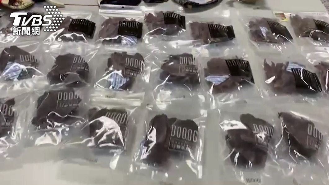 楊男在寵物展偷的寵物食品。(圖/TVBS)