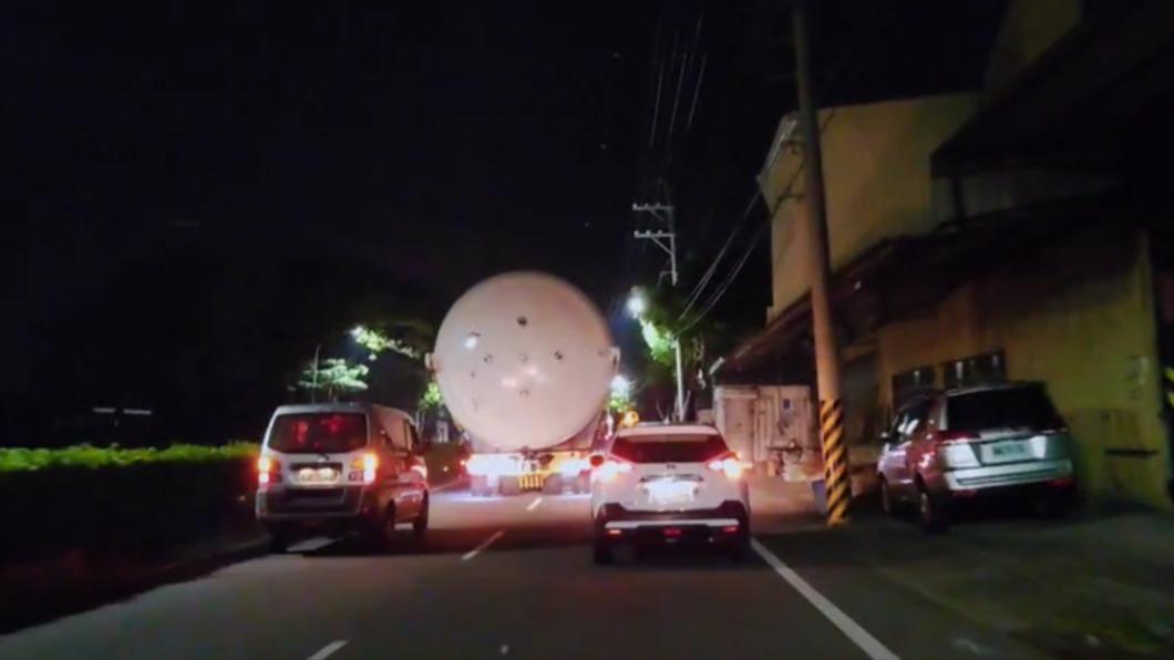 周邊多部轎車戒備。(圖/民眾提供)