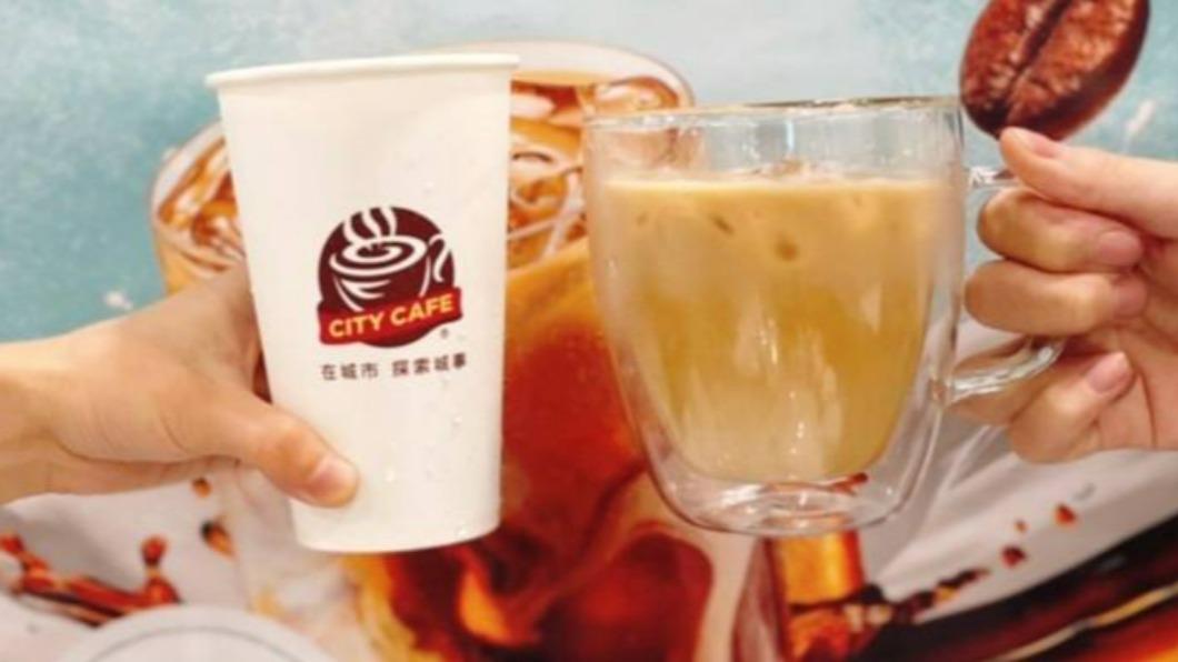 7-ELEVEN有CITY CAFE大杯美式咖啡2杯55元、大杯拿鐵咖啡2杯77元優惠。(圖/業者提供)