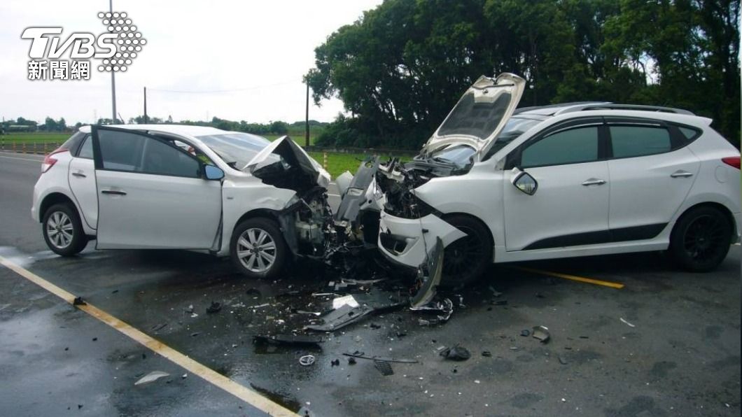 小鴨超車不慎!暴衝對撞休旅車 駕駛傷勢過重搶救不治