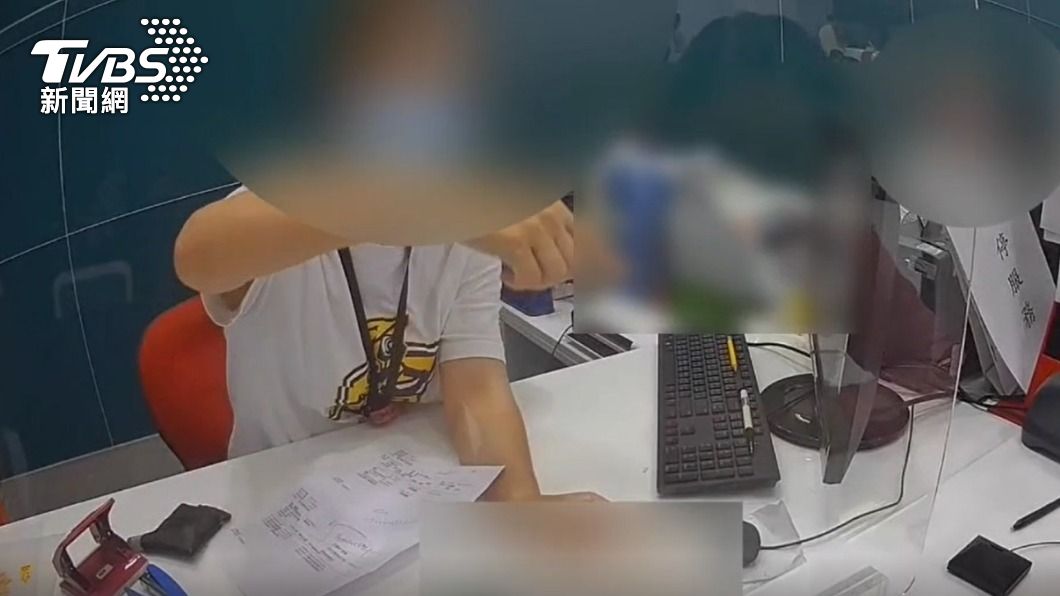 行員幾番勸阻,老婦仍堅持匯款。(圖/TVBS)