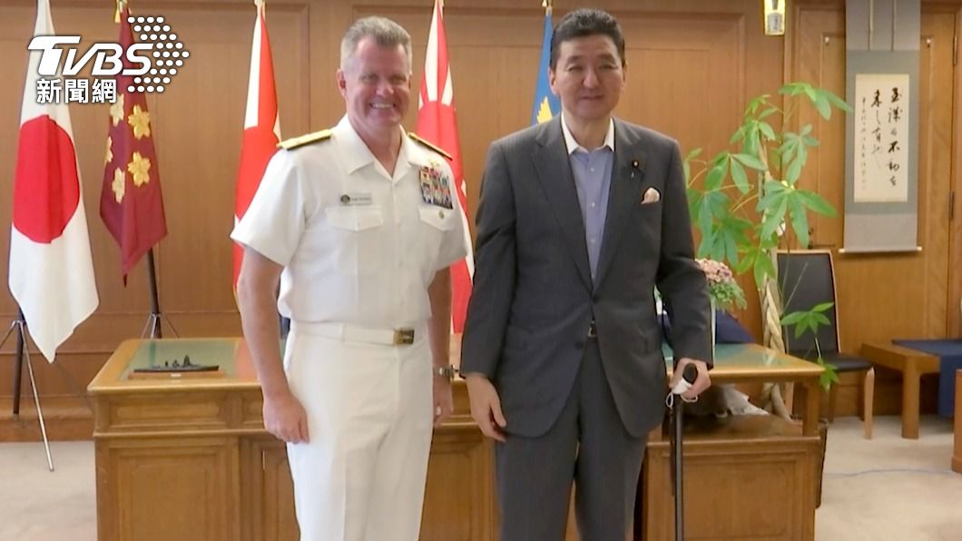 岸信夫今年6月與美國太平洋艦隊司令合照時,拄著枴杖站立。(圖/達志影像美聯社)