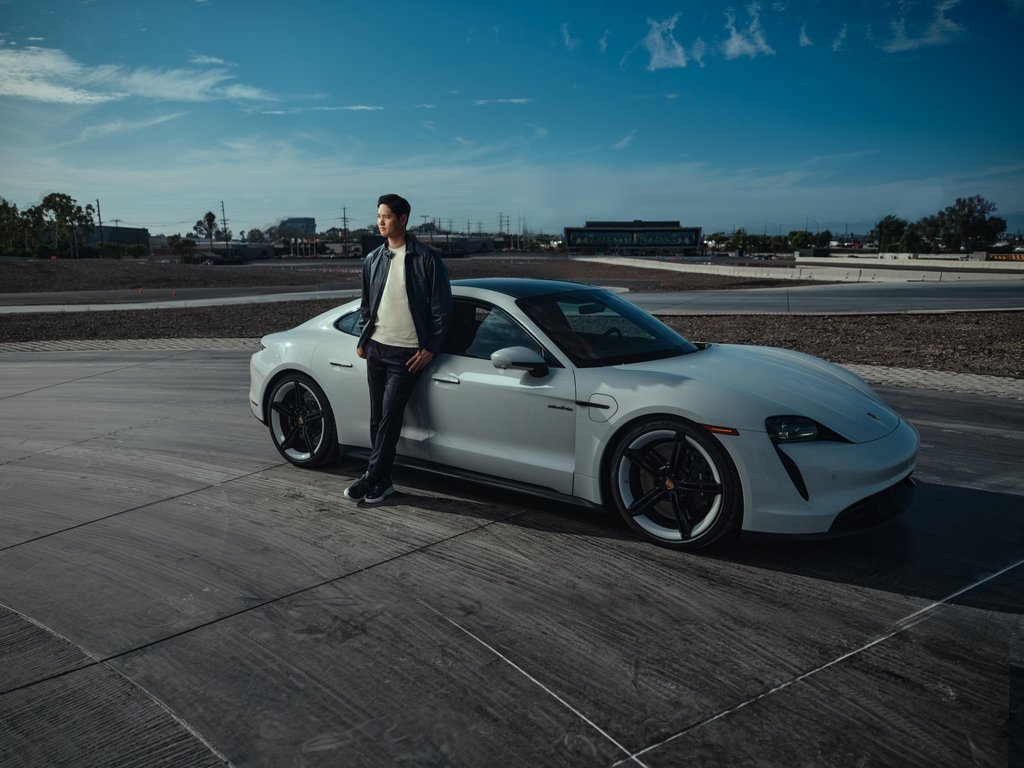 遠遠的看竟有幾分《頭文字D》中主角藤原拓海之感。（圖／翻攝自Porsche Japan）