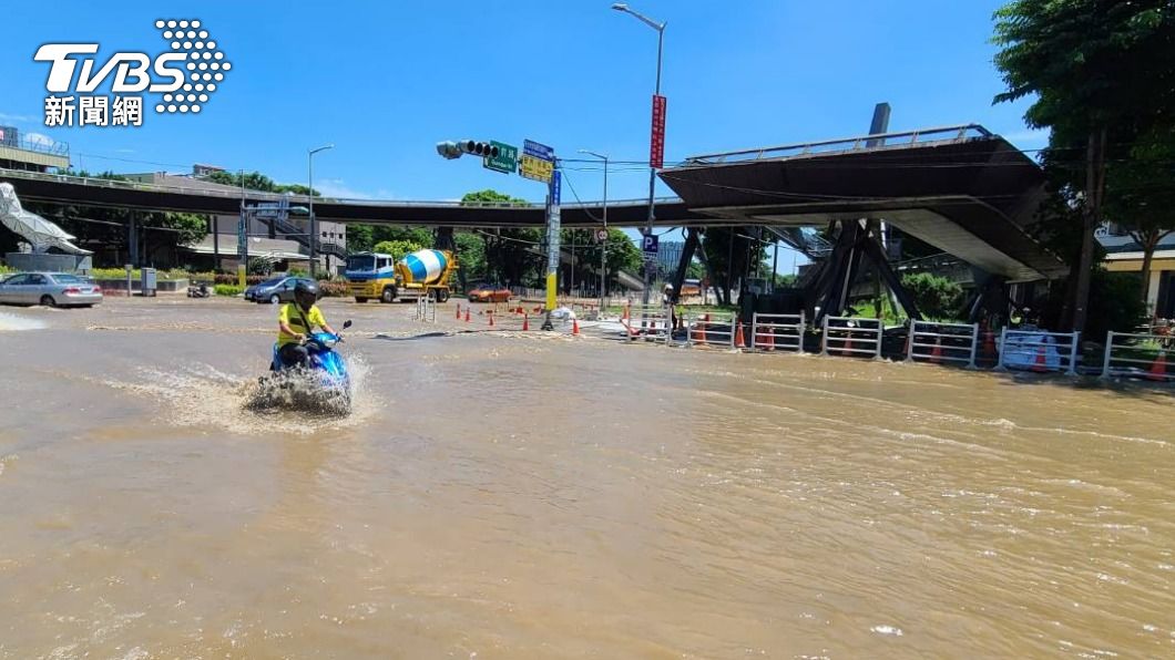 民眾涉水經過。(圖/消防局提供)