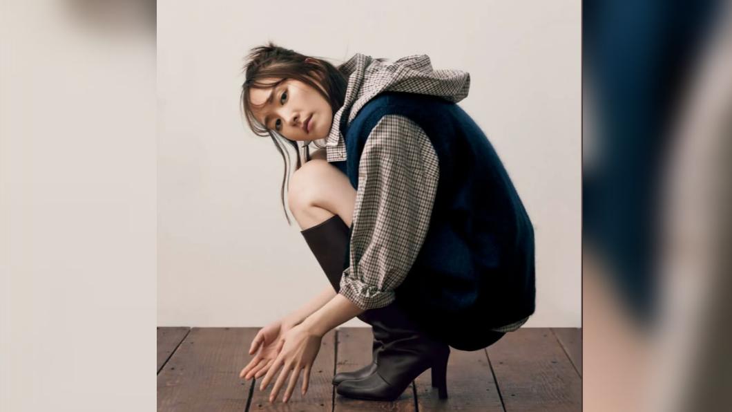 新垣結衣穿上秋裝拍時尚雜誌。（圖／翻攝自jdramaupdates推特）