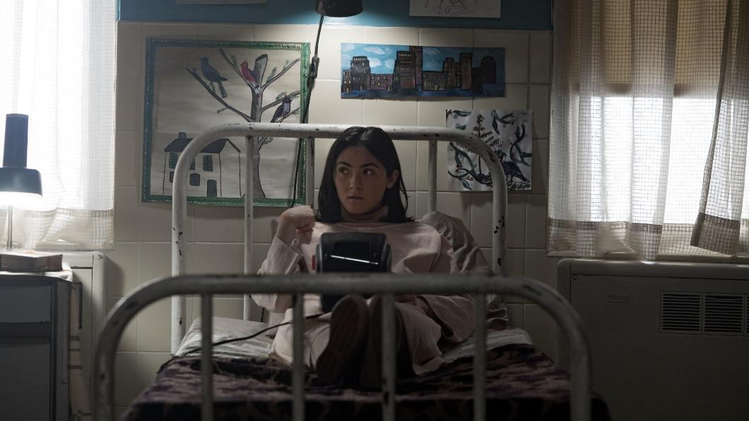 《孤兒怨2》預告重現艾絲特暗藏邪惡的招牌微笑,她更對家人演戲、下藥、摑掌,比首集更加瘋狂。(圖/寶嘉提供)