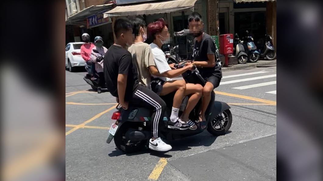 4人共騎一台電動機車,其中1人甚至掛在車頭前。(圖/翻攝自路上觀察學院臉書)