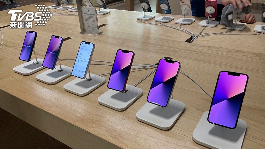 假如要買iPhone 13,不如等14出來再說。(圖/達志影像美聯社)