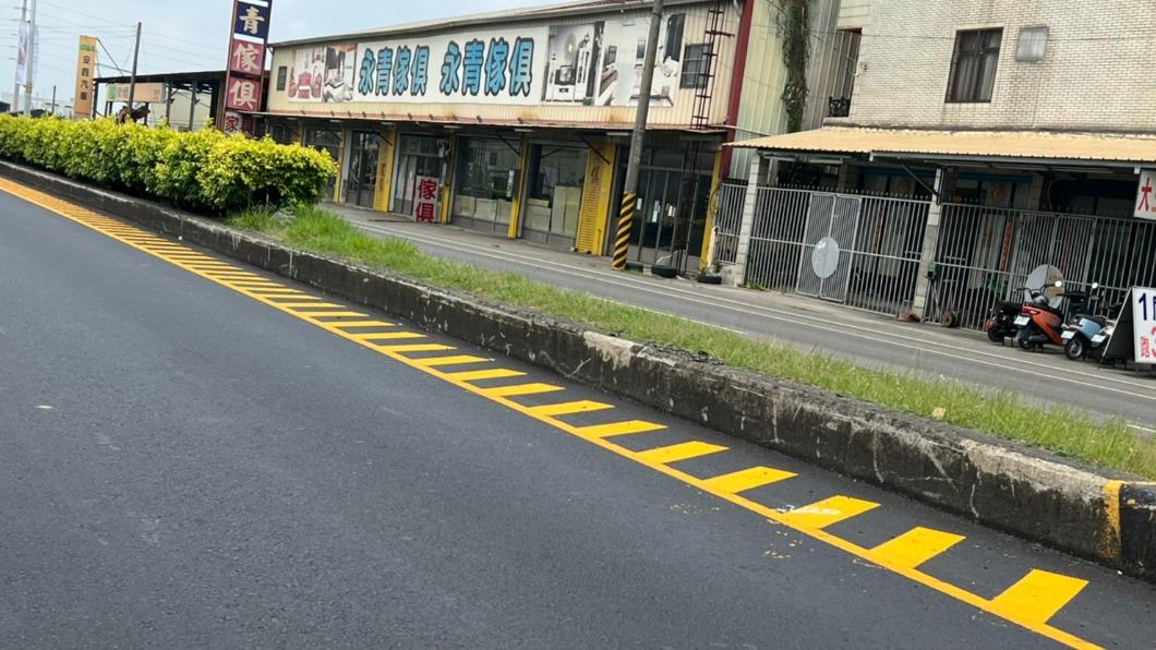 跨越就挨罰!雲林道路沿分隔島增設槽化線 網譏:防撞?