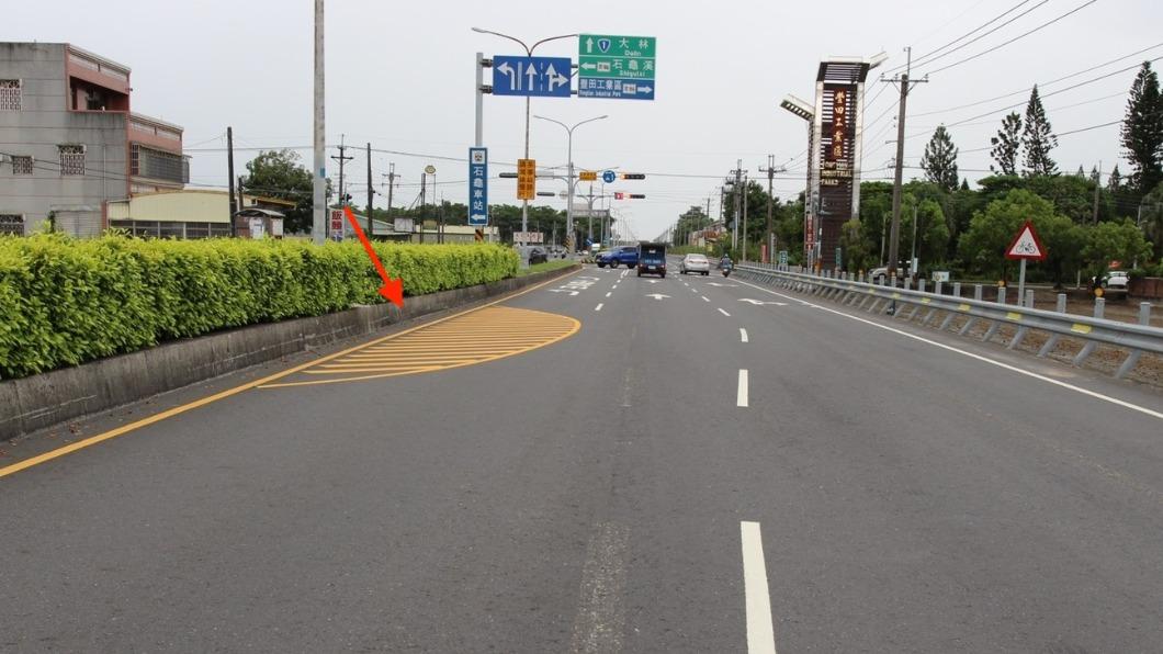 路中間劃設半圓形槽化線來區別左轉道。（圖／民眾提供）