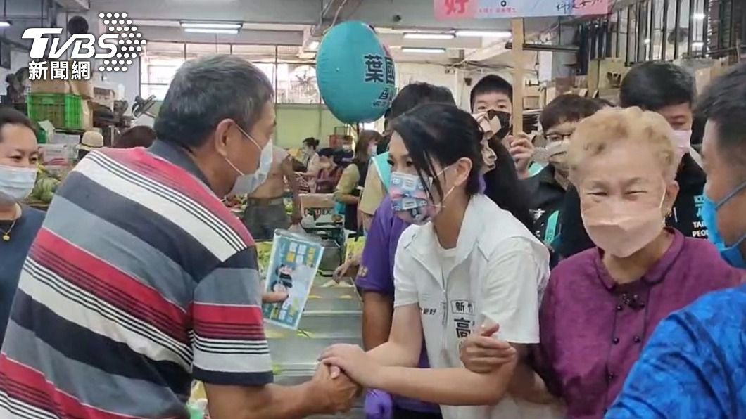 高虹安首合體柯媽!新竹大菜市掃街 攤商熱情搶合照