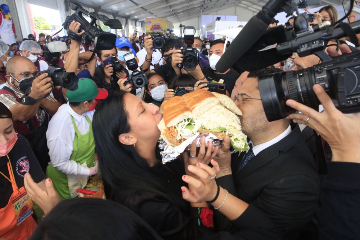 就算切成一小部分看起來也超巨大!(圖/翻攝自Tus Buenas Noticias)