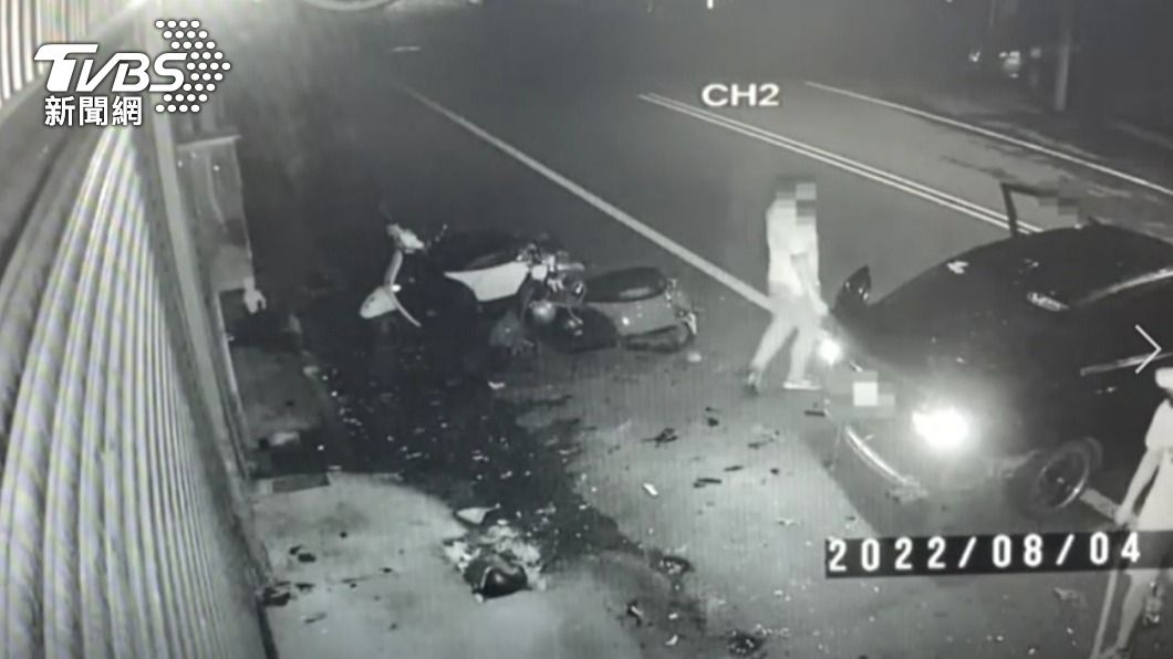 不滿當街被嗆，男撞鐵門、砸車報復。（圖／TVBS）