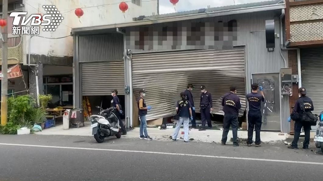 鹽水某茶行遭人開車衝撞。（圖／TVBS）