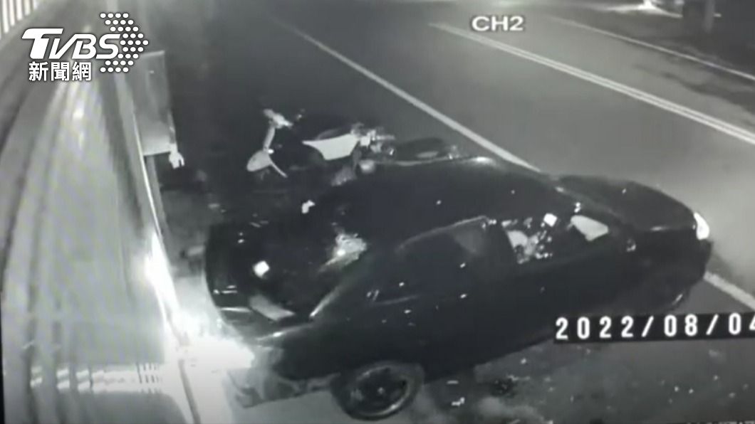 黑車不斷倒車猛撞。（圖／TVBS）