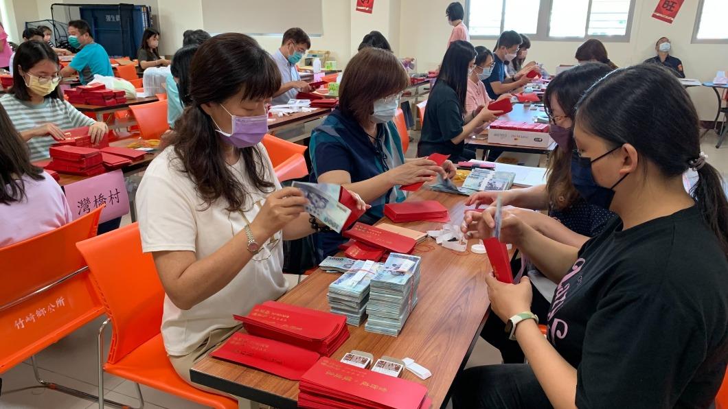 鄉公所忙著分裝補助。（圖／翻攝自嘉義縣竹崎鄉公所臉書）