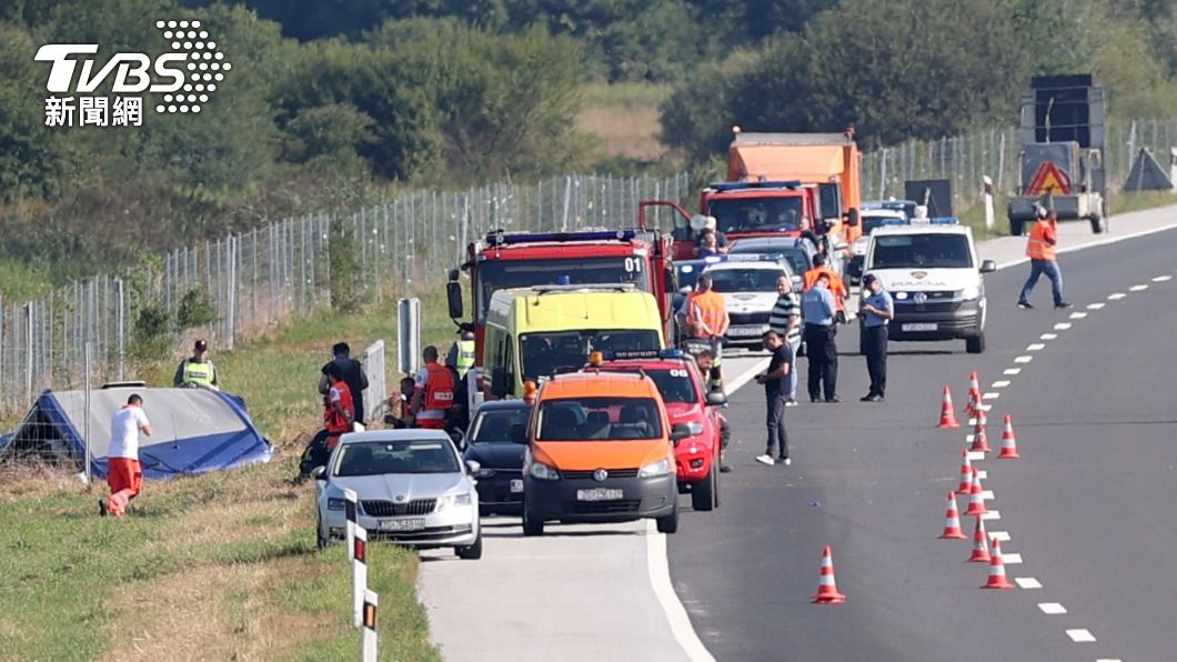 現場畫面顯示,遊覽車卡在高速公路旁的水溝裡,一旁停了多輛警車跟消防車。(圖/達志影像美聯社)