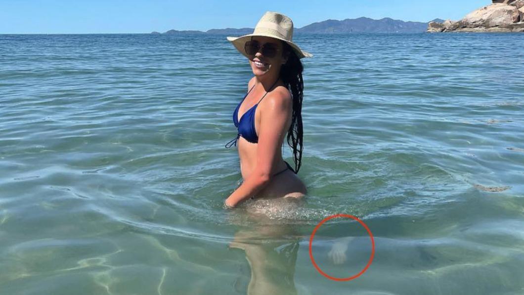 外國正妹海邊玩水 驚見詭異白手伸出超毛