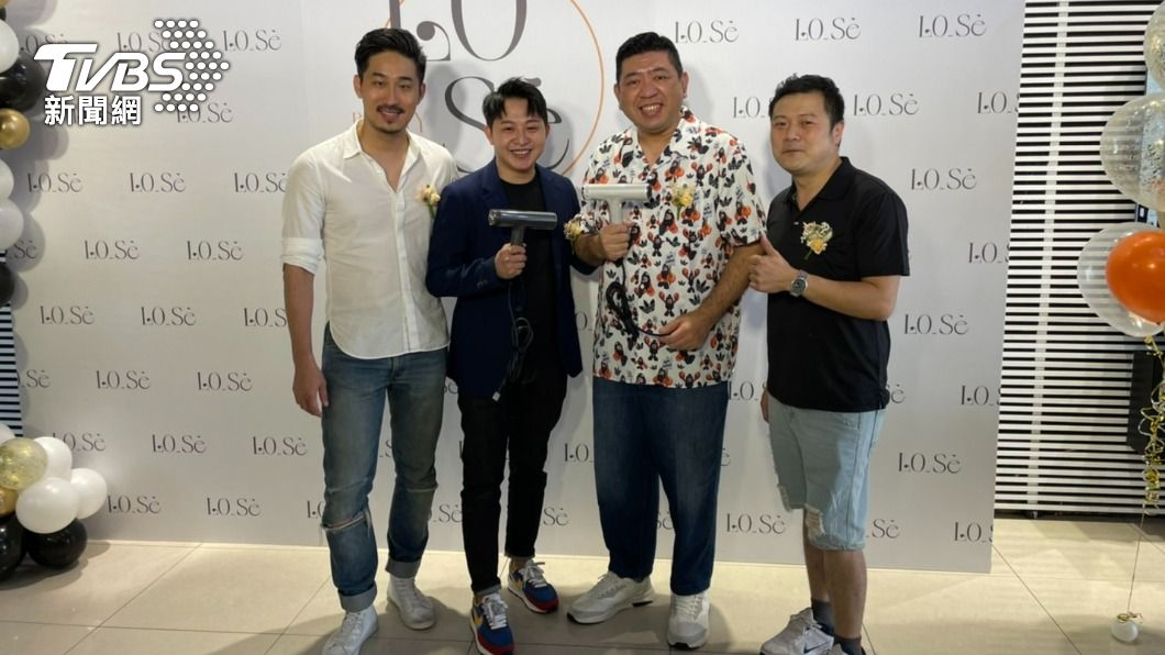 NONO(右二)與3位合夥人在背板前合影。(圖/謝佩樺攝)