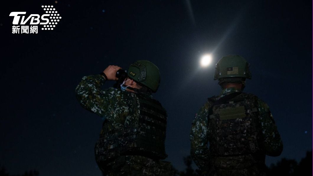 金門、馬祖等地連日有多批次共軍所屬無人機近迫,官兵持望遠鏡緊盯夜空畫面曝光。(圖/國防部提供)