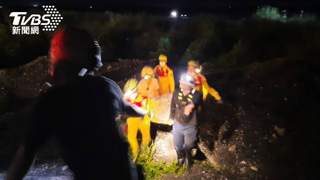 消防人員緊急將遺體搬出。(圖/TVBS)