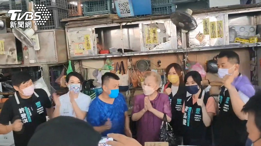 高虹安、柯媽合體 前進新竹市大菜市拜票