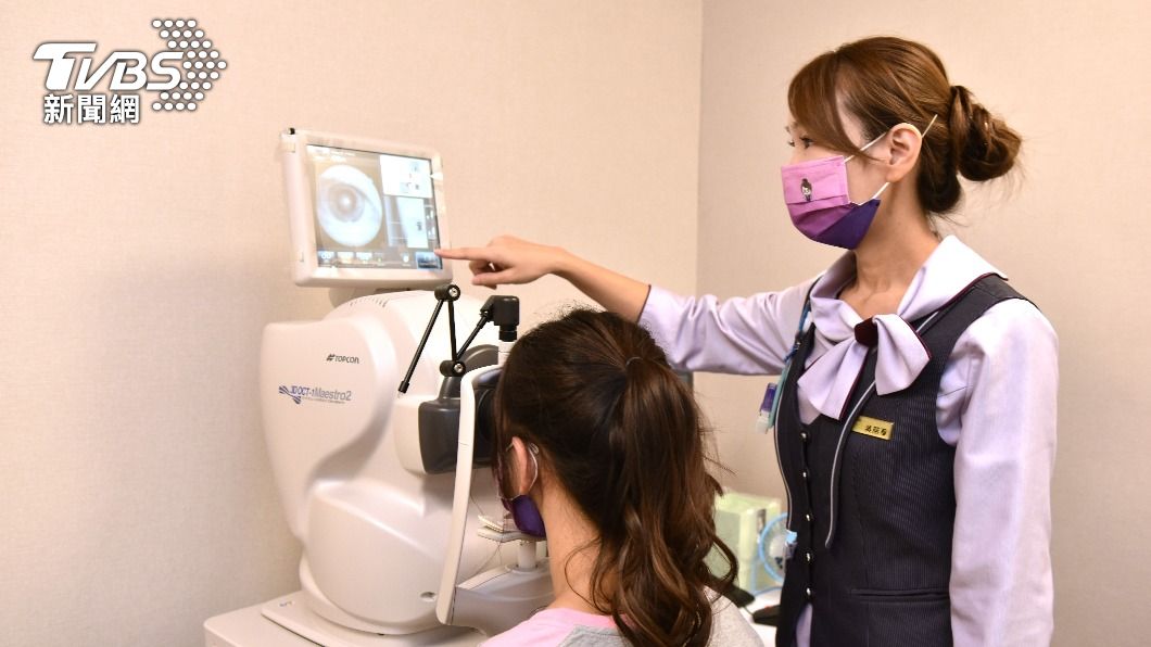 眼部斷層掃描OCT檢查。（圖／國泰健康管理）