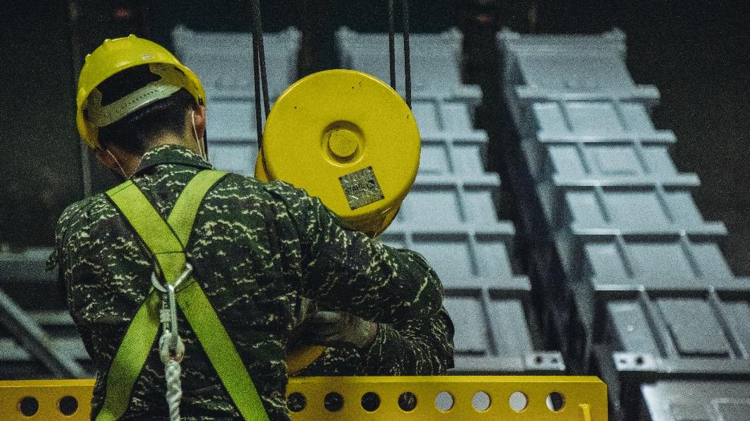 海軍透過岸置雄風二型反艦飛彈待命追瞄共軍。(圖/軍聞社提供)