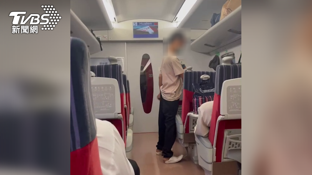 有民眾在普悠瑪列車上募款。(圖/乘客提供)