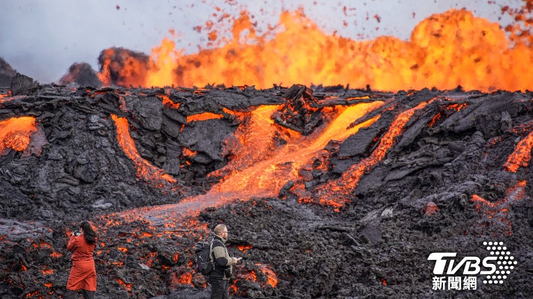 不怕死？冰島火山裂縫噴發　遊客湧入欣賞震撼畫面