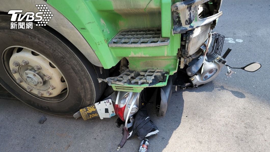 就快到家了...曳引車右轉撞機車　騎士捲車底遭輾死亡