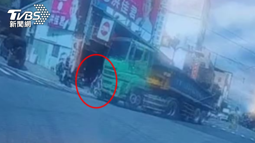 曳引車右轉時,疑似視線死角沒注意。(圖/TVBS)