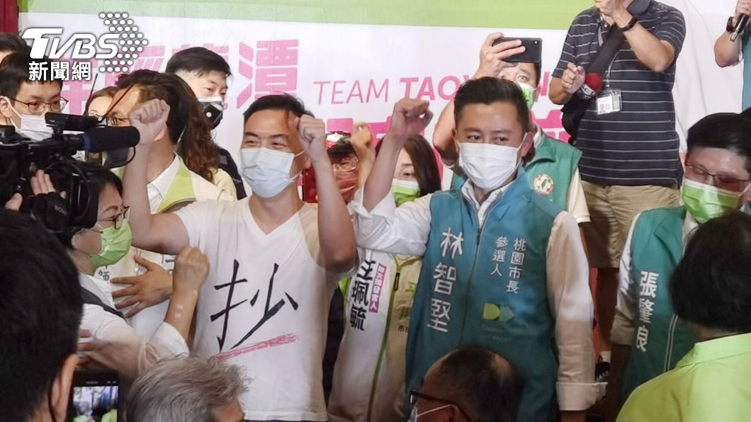 尷尬了!「抄衣人」亂入林智堅造勢現場 真實身分曝光