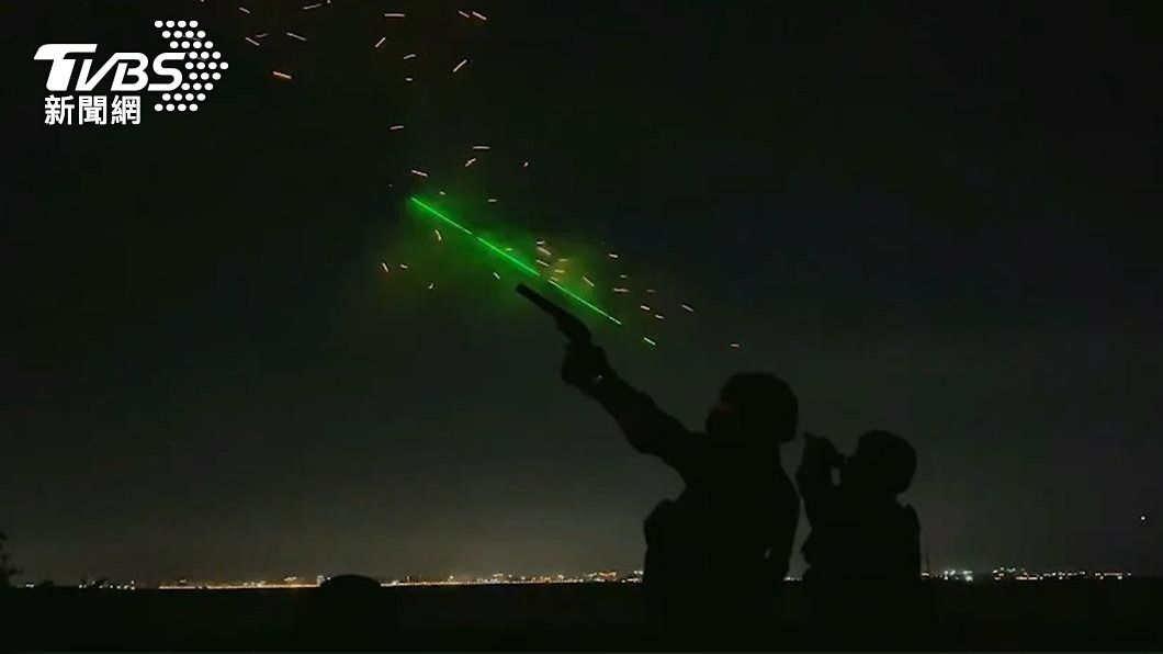 共軍無人機頻闖金門，國軍昨晚發現無人機後，對空發射信號彈驅離。（圖／金防部提供）