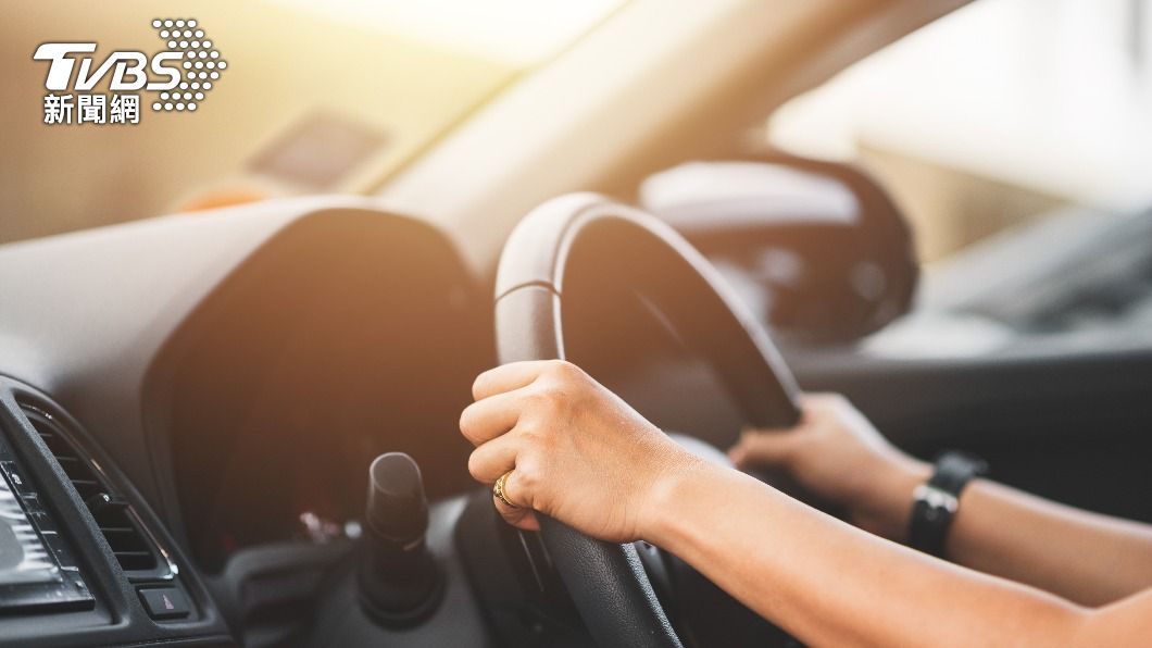 小型車的行車安全距離為「時速除以2公尺」。(示意圖/shutterstock達志影像)