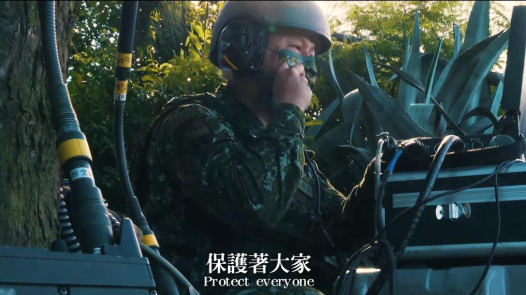 對比共軍秀肌肉 國軍戰訓影片打父親節溫情牌