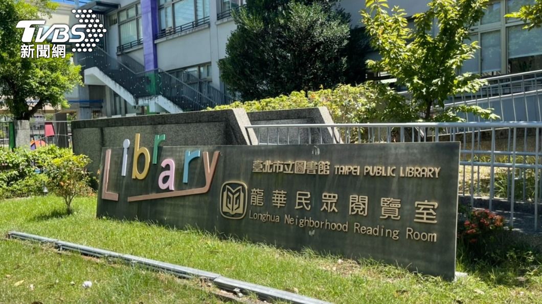 兩人在圖書館外互毆。(圖/TVBS)