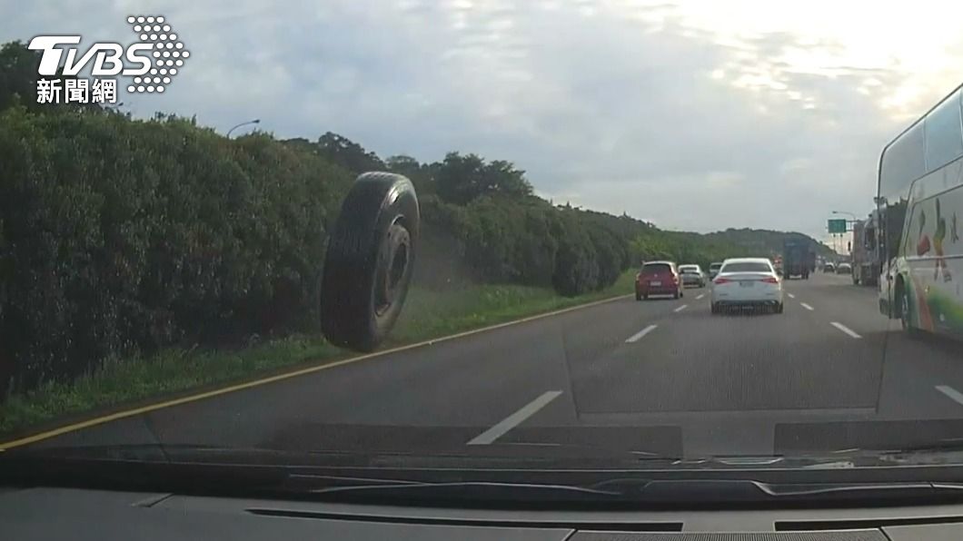 輪胎從對向車道飛來。(圖/國道警察提供)