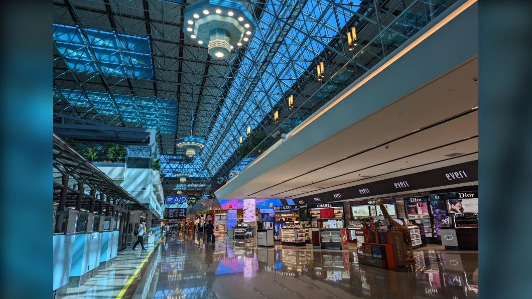 爭取轉機商機 開放旅客在出境區購物休息