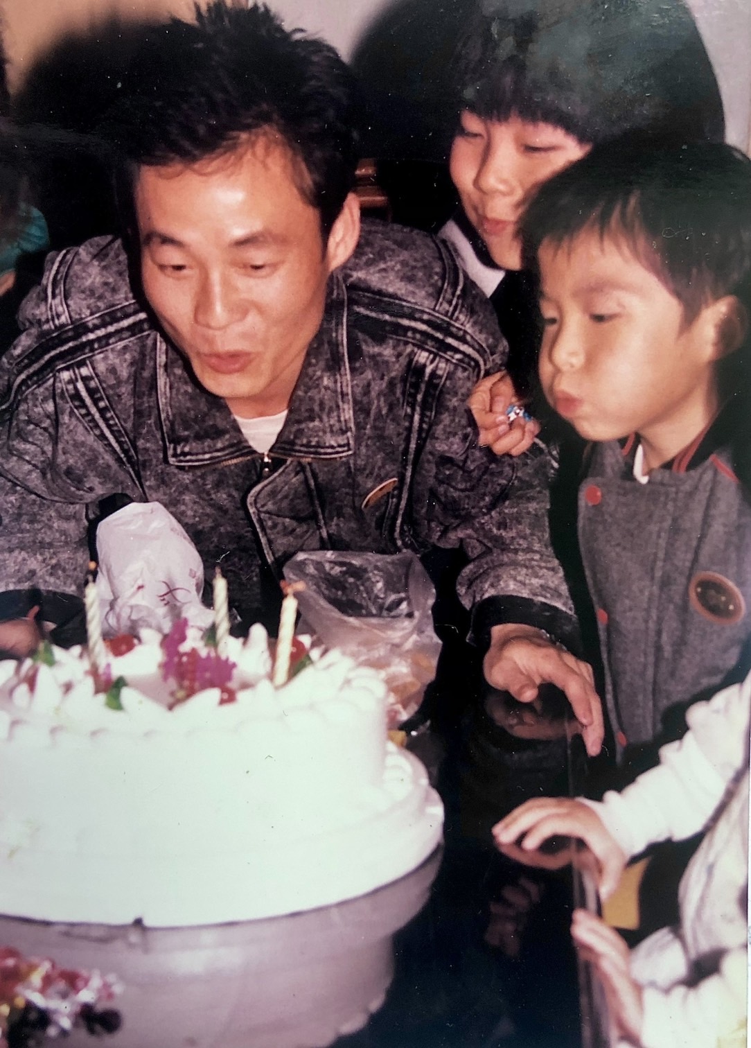 《兜兜風》導演詹凱迪(右一)自幼與父親(左一)甚少以語言交流,但還是有不少與父親難忘的回憶。(圖/導演詹凱迪提供)