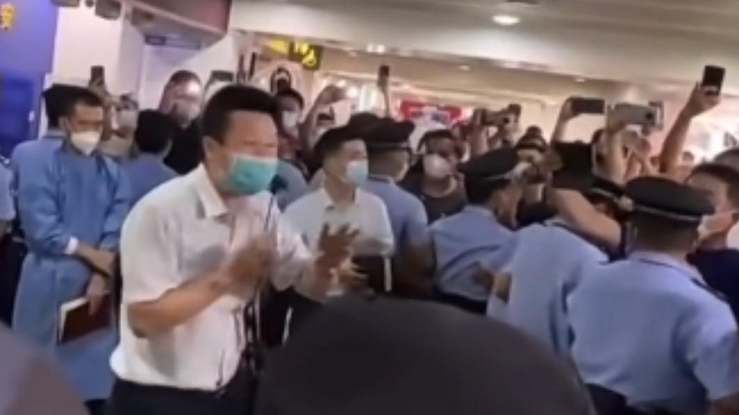 三亞市副市長到機場安頓滯留旅客。（圖／翻攝自微博）