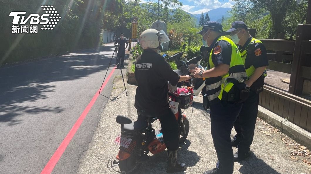 新北市三峽分局員警前往大豹溪周邊，實施路檢稽查專案。（圖／TVBS）
