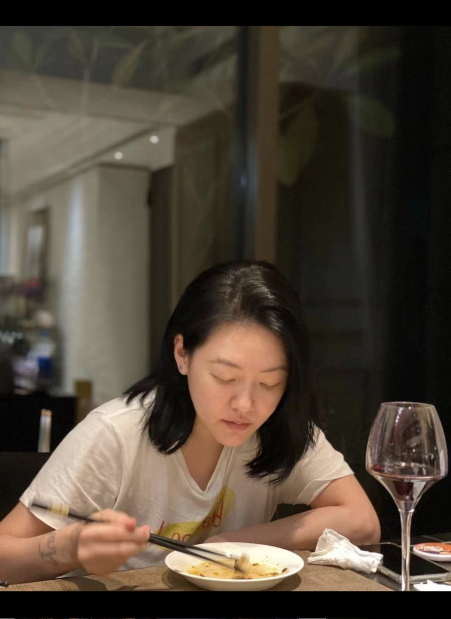 小S透露，小時候見狀爸爸酒後失態曾下定決心不碰酒。（圖／翻攝自＠elephantdee IG）