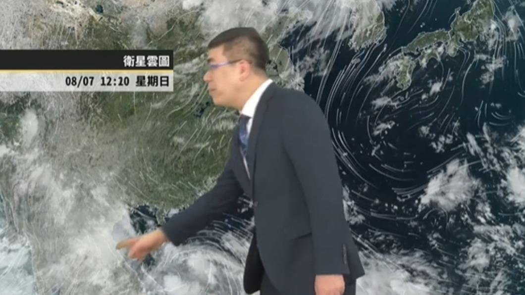 南海低氣壓外圍水氣影響。(圖/翻攝自天氣風險 WeatherRisk臉書)
