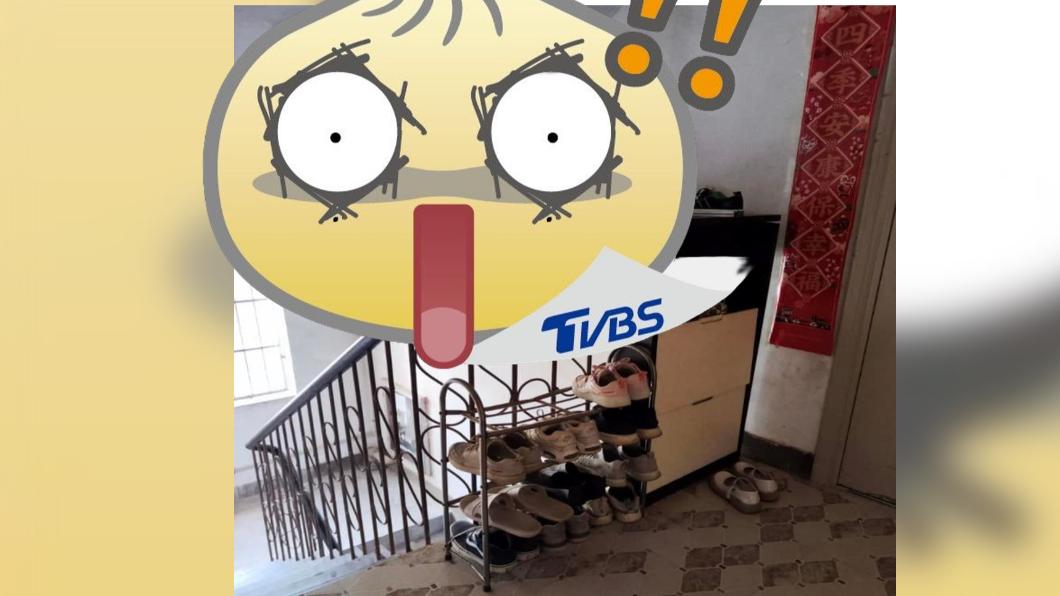 鄰居為增加置物空間，於樓梯扶手加裝鐵架。（圖／翻攝自爆廢公社二館臉書）