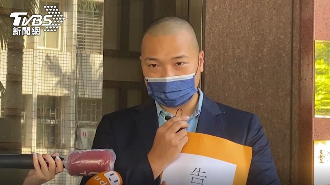 楊植斗前往地檢署告發陳時中團隊賄選。(圖/TVBS)