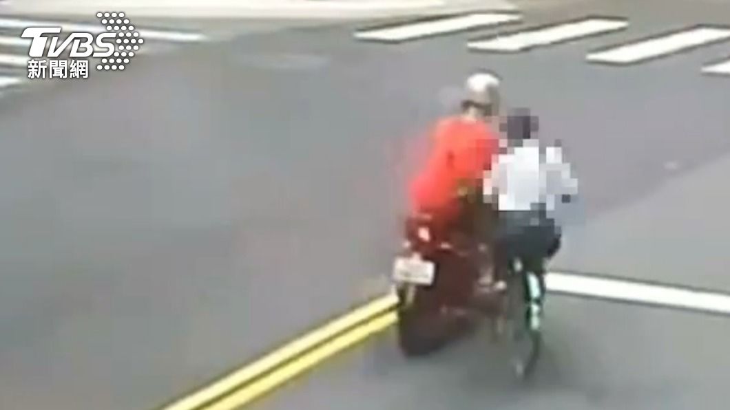 微型電動車直行碰上左轉單車伯 酒醉移工慘摔倒地翻滾